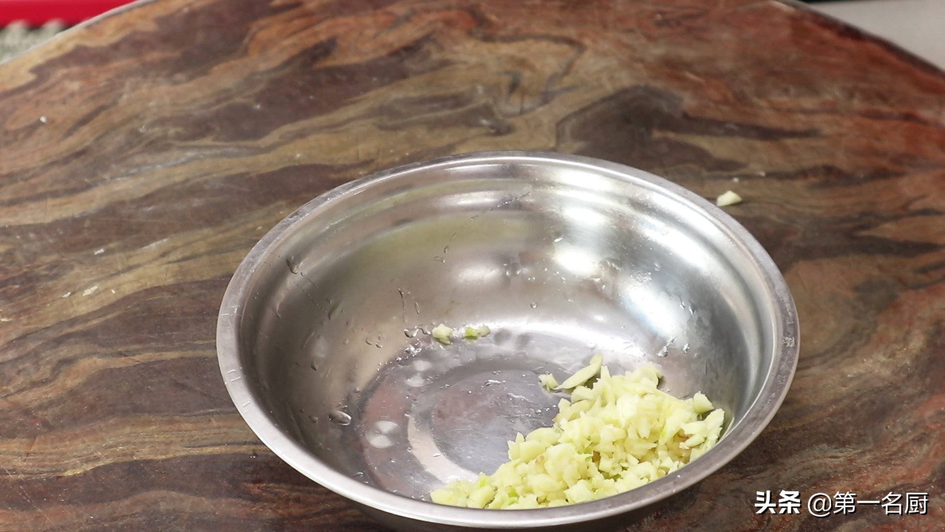 蒜蓉油麦菜怎样做才好吃？大厨分享小技巧，蒜香四溢，翠绿不出水