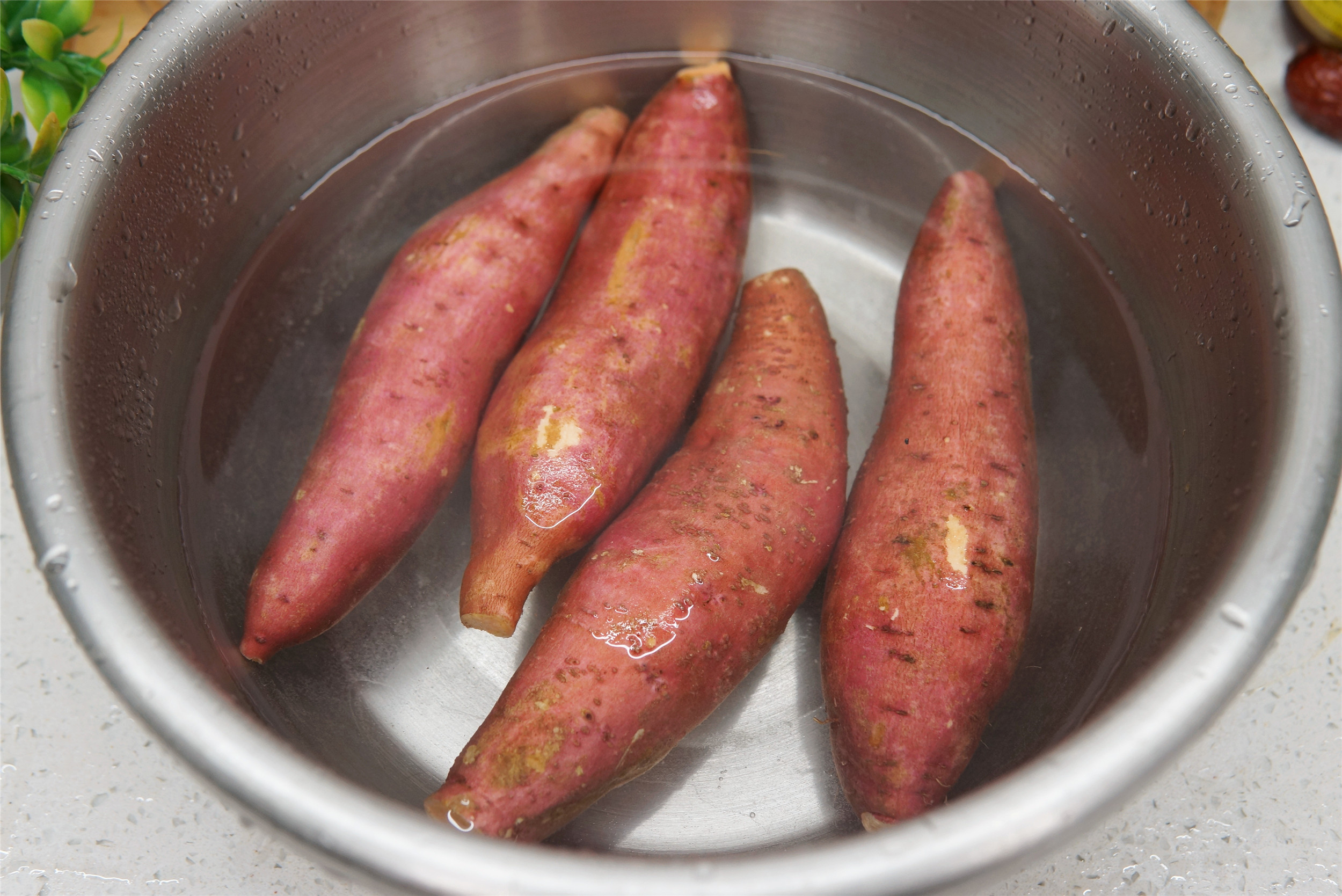 在家烤红薯，扔电饭锅里就搞定，香甜流蜜，简单实用，不用买了