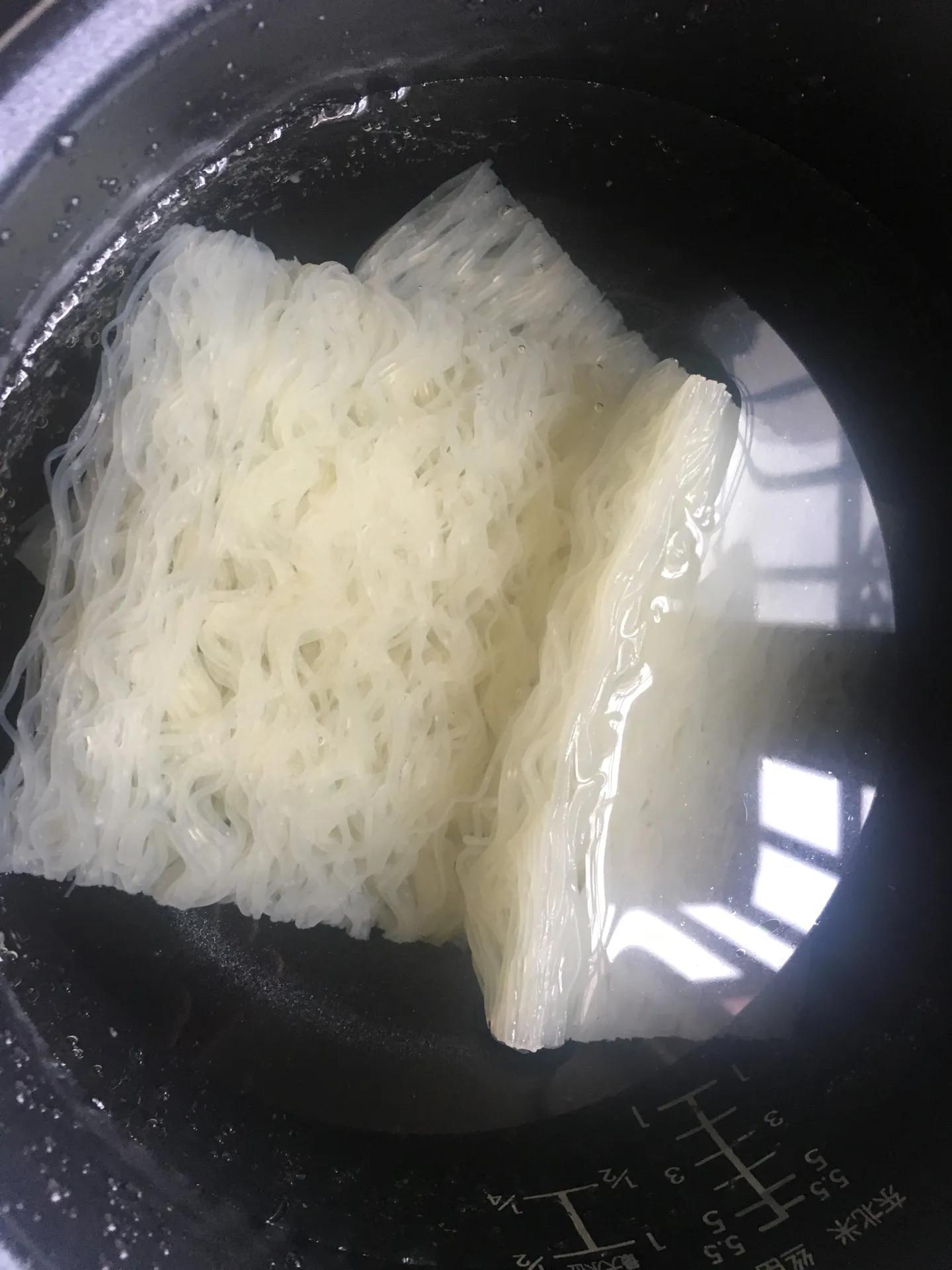 炒米粉，直接下锅会粘连，教你正确做法，米粉不粘锅，根根分明