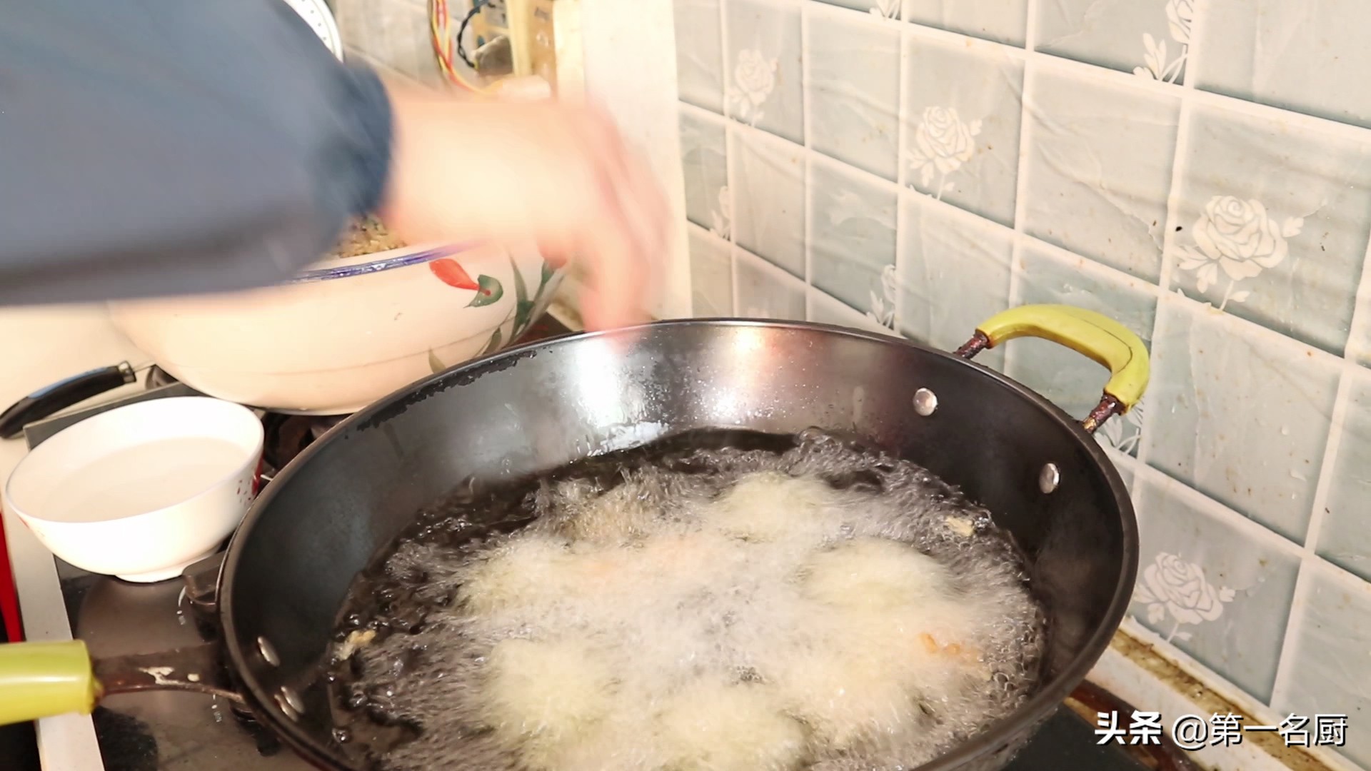大厨分享炸粉条萝卜丸子的家常做法，不加一滴水，外酥里软吃着香