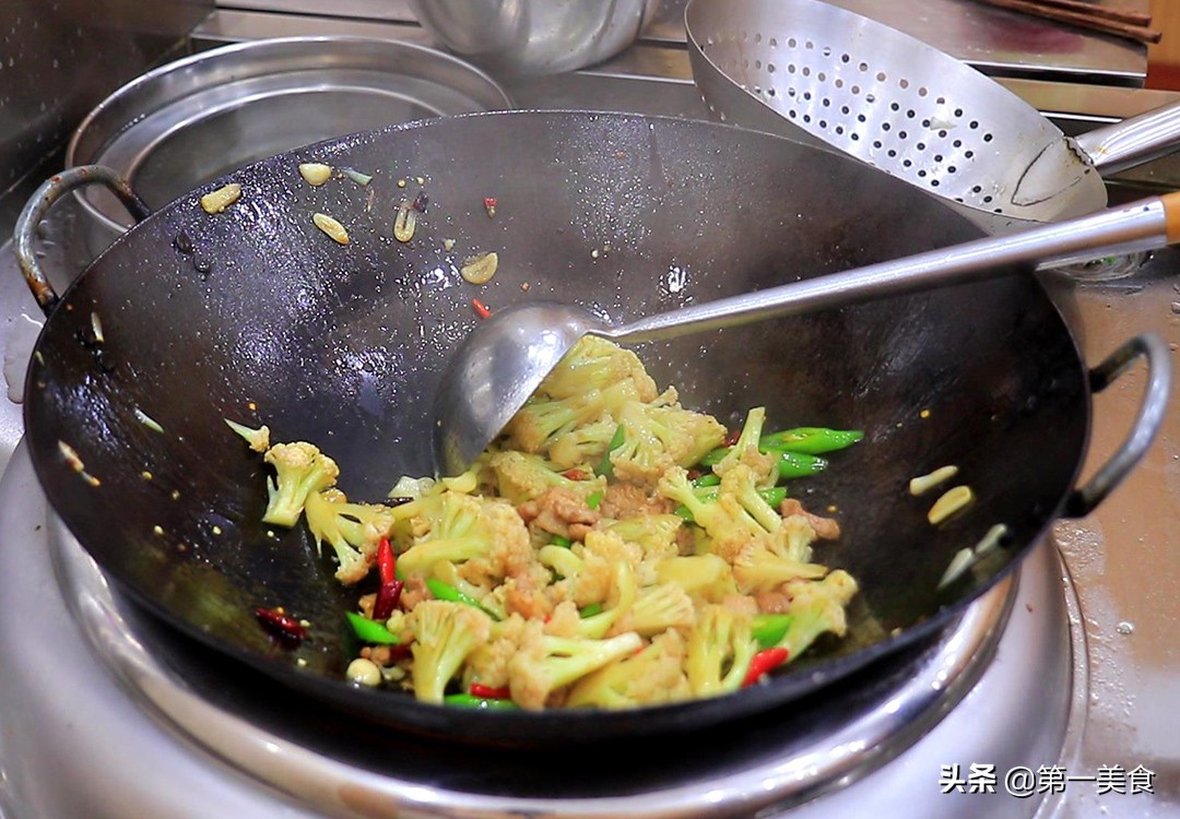 干锅花菜很多人第一步就做错了，厨师长教你详细做法，香辣脆口