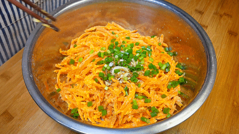 胡萝卜这样做真好吃，简单切丝上锅一蒸，少油少调料，低脂高营养