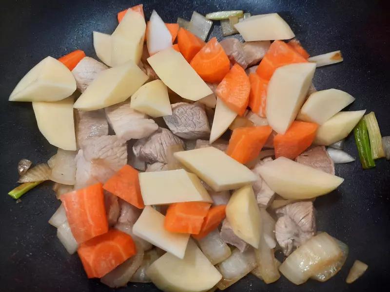 如何做出家常菜系列之土豆烧肉