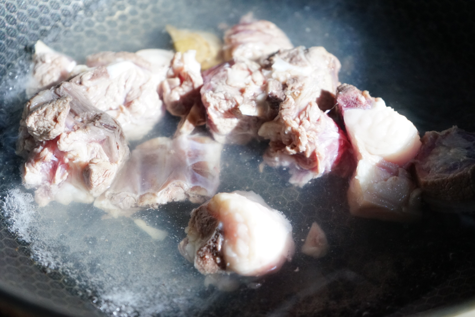 烧红烧羊肉最怕直接下锅炒，多加这2步，羊肉软烂香嫩无膻味
