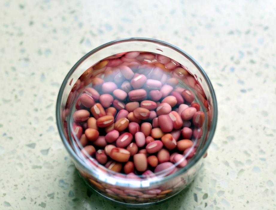 春天，女人多吃红豆，学会这个养生做法，每天喝一杯，好处多多