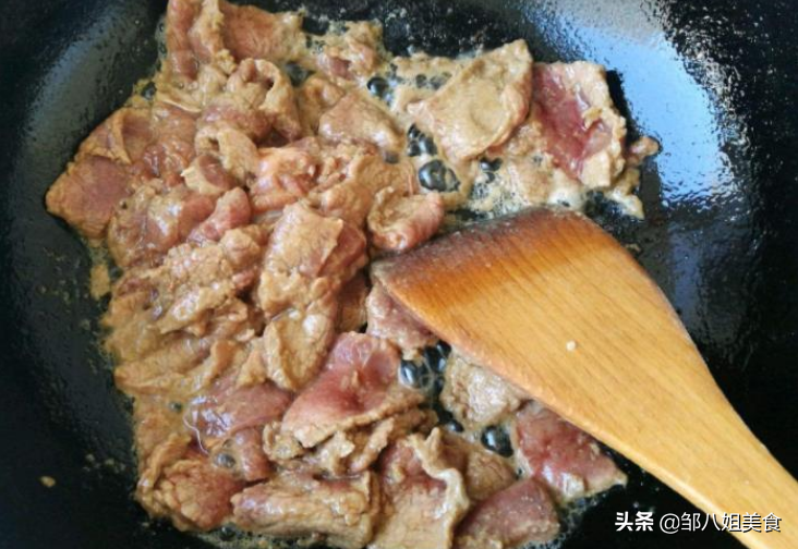 炒牛肉时腌制很重要，别只会加盐，教你正确做法，牛肉又嫩又香