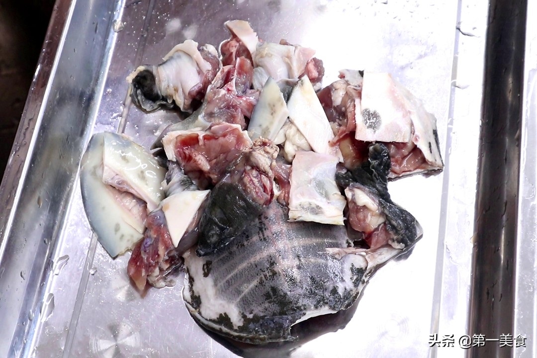 16一斤的甲鱼到底怎么做才香？加点鸡肉一起炖，汤鲜肉嫩还大补
