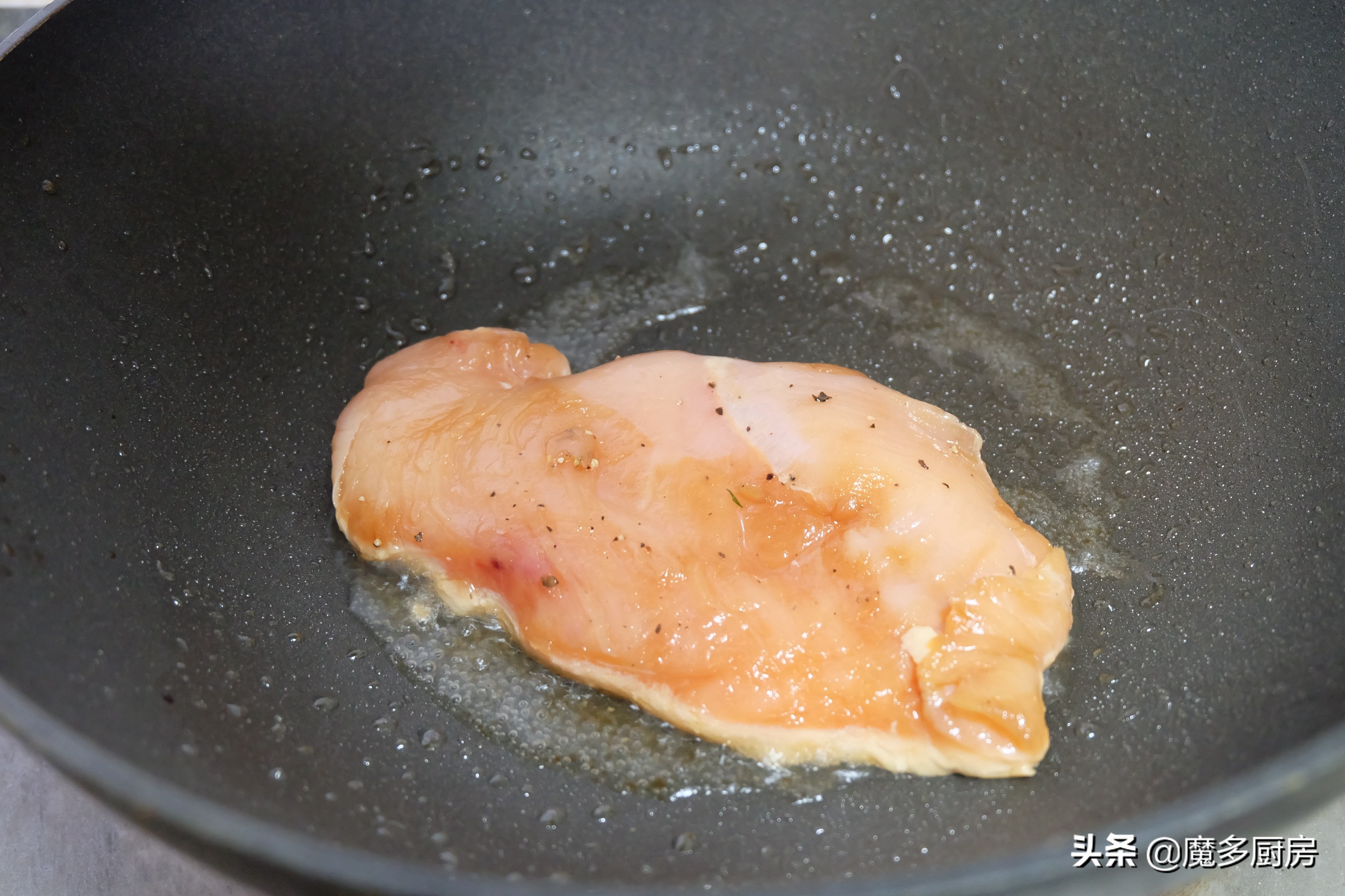 鸡胸肉怎么做最好吃？这个做法值得推荐，夏天减脂瘦身必备食谱