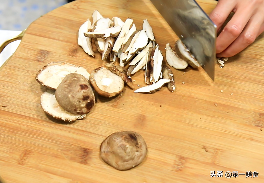 香菇小炒肉怎么做才好吃，大厨教分享技巧，香菇滑嫩，肉片不油腻