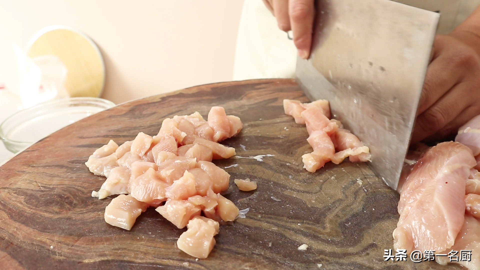 鸡胸肉怎样做才好吃？腌制过程是关键，鲜香滑嫩，满满的小技巧