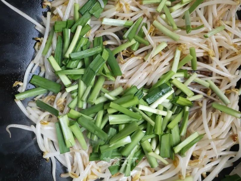 韭菜炒绿豆芽：几分钟搞定，鲜嫩脆爽，下饭极了
