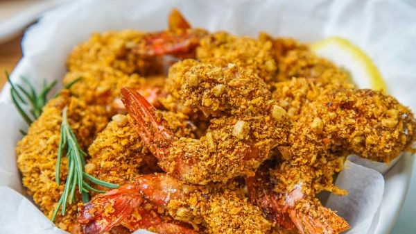给大家带来美味的花生咖喱虾的做法