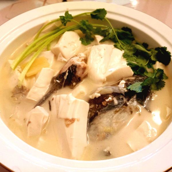冬天吃白白浓浓鱼头豆腐汤，暖身又暖心
