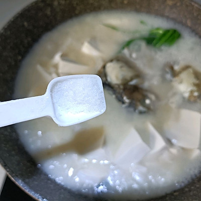 冬天吃白白浓浓鱼头豆腐汤，暖身又暖心