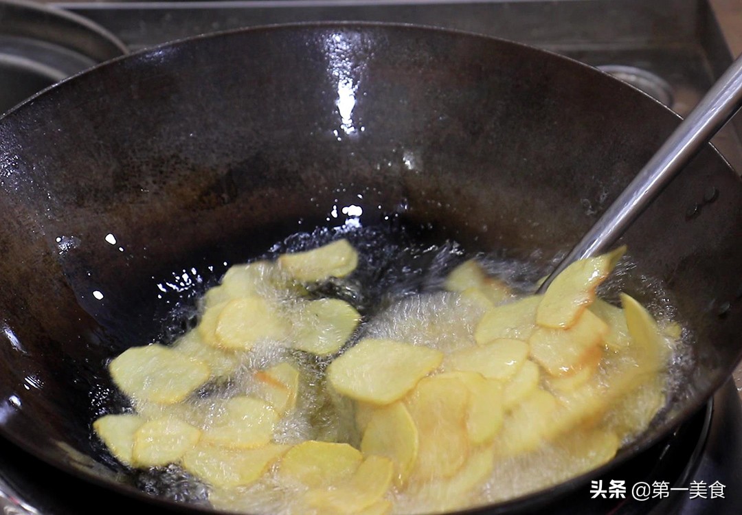 饭店的干锅土豆片为啥好吃，原来调酱很关键，厨师长分享秘制做法