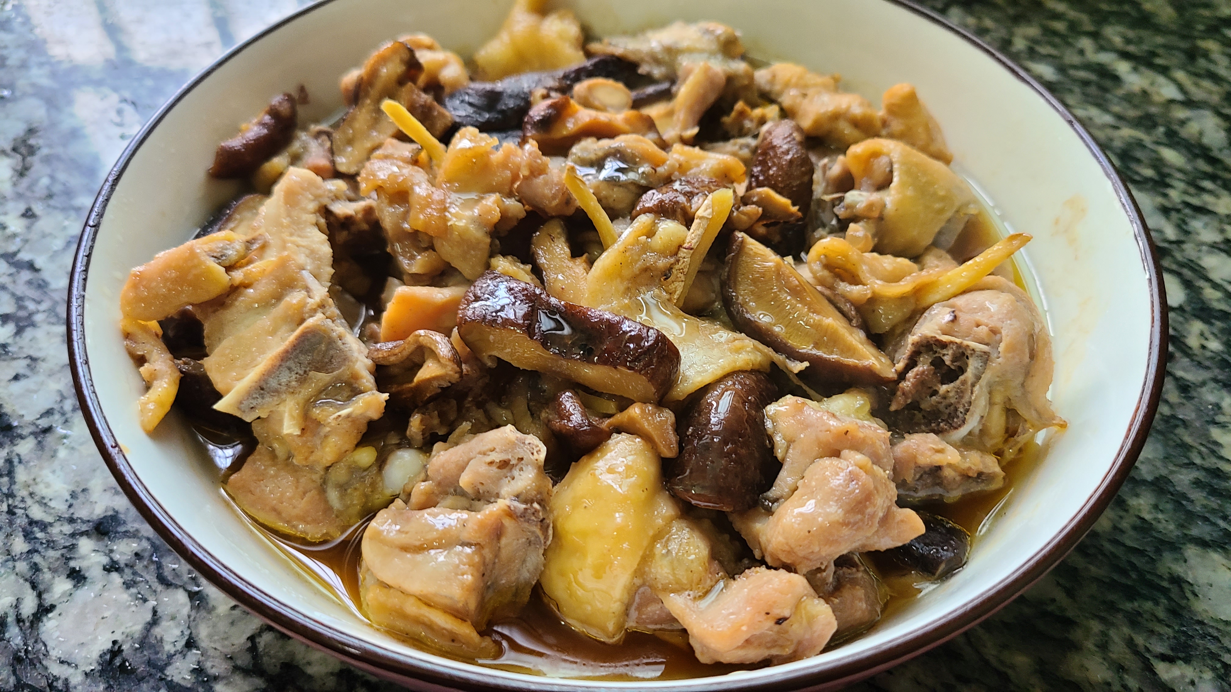 广东人最喜欢的香菇做法，香菇蒸滑鸡