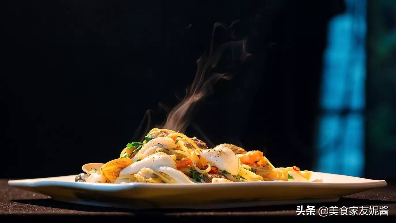蒜香海鲜意大利面：高级西餐厅招牌菜在家几步简单搞定，快来试试