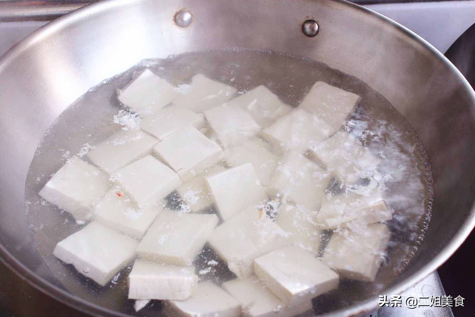煎豆腐时，只放油煎就是外行了，记住2点，豆腐不碎也不粘锅
