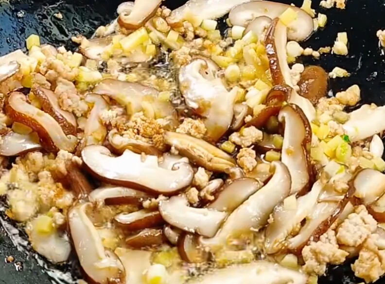 “香菇油菜”这才是最正宗的做法，汤汁浓郁，好吃到舔盘