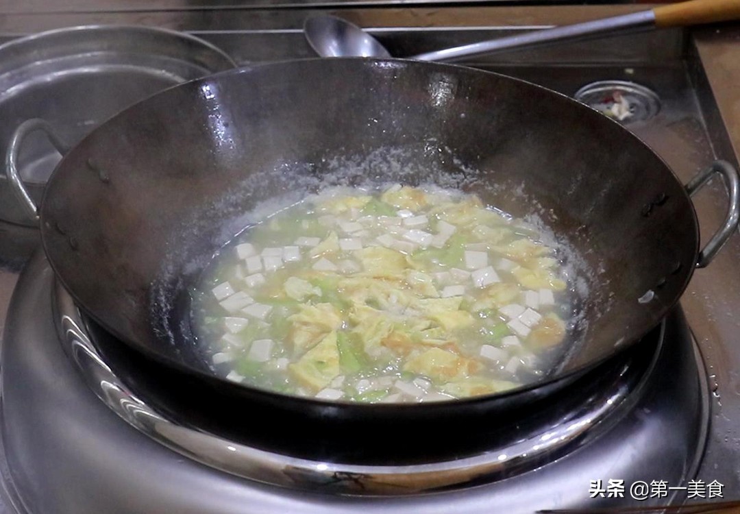 一根丝瓜，一块豆腐，搭配两个鸡蛋，厨师长炖成滋补汤，清香营养