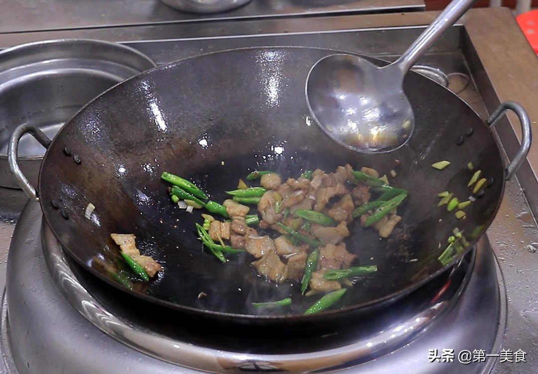 饭店的干锅土豆片为啥好吃，原来调酱很关键，厨师长分享秘制做法