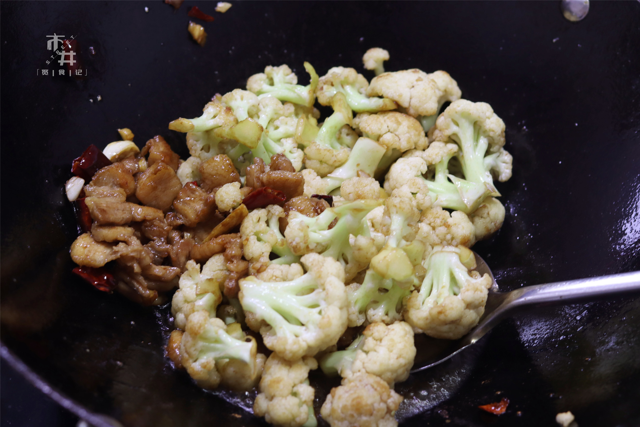 做干锅花菜，好吃的窍门“一点就透”，不用放太多料，爽脆入味
