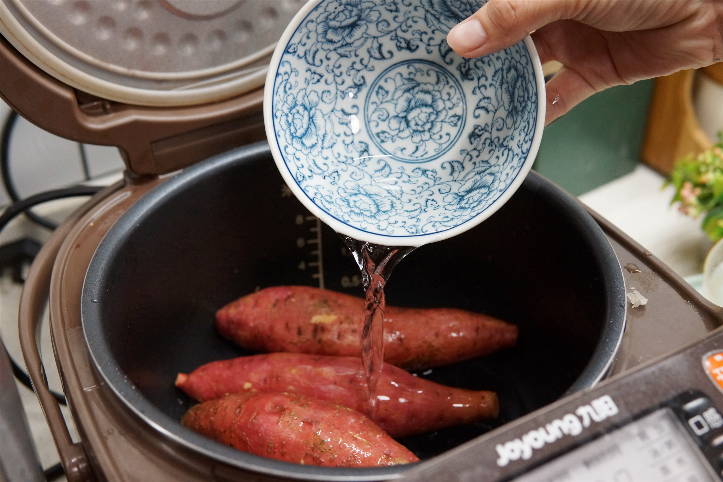 在家烤红薯，扔电饭锅里就搞定，香甜流蜜，简单实用，不用买了