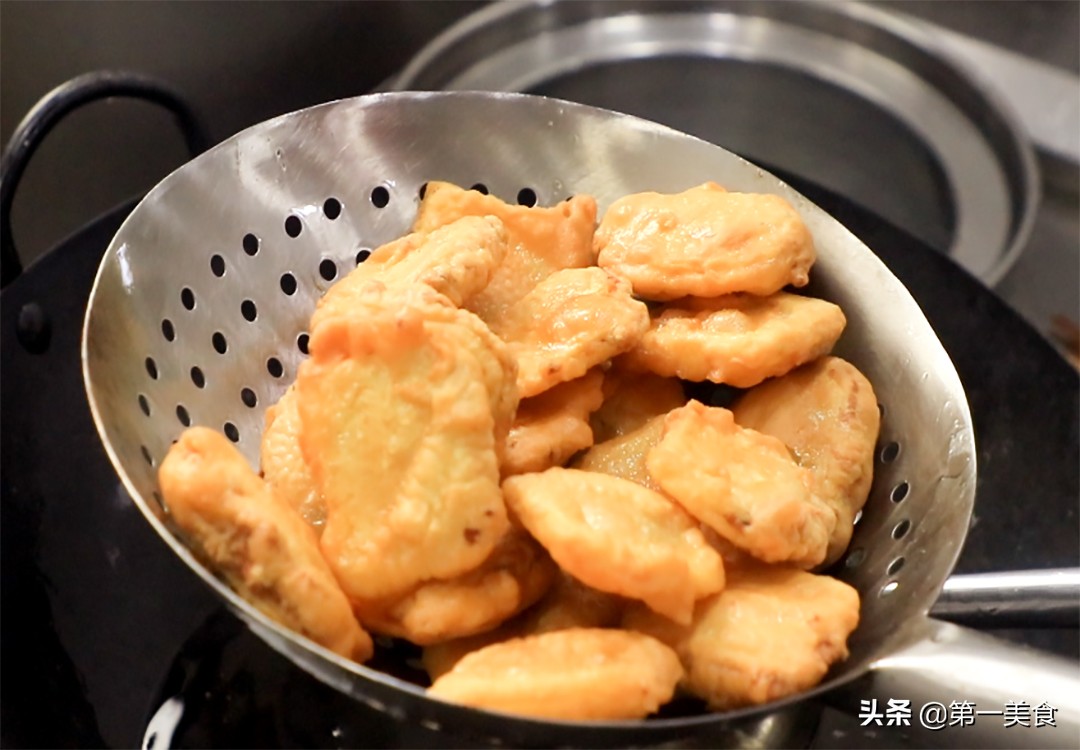 土豆新吃法，厨师长分享“椒盐土豆夹”，多做这一步，金黄焦香