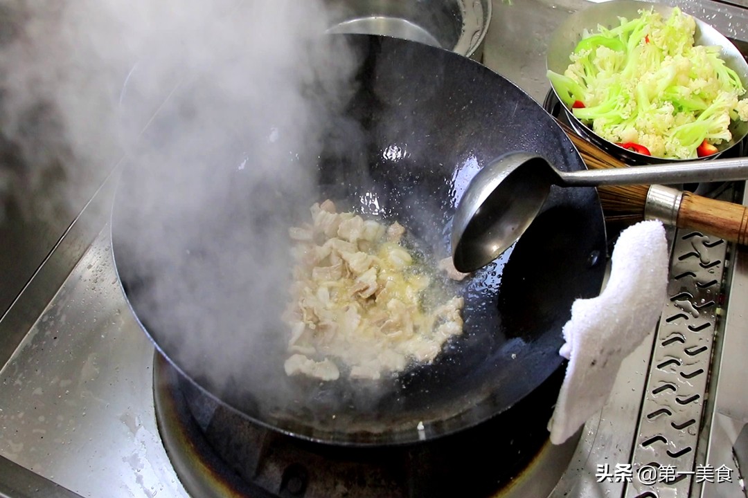 干锅花菜好吃的诀窍“一点就透”不用太多调料，大火一翻爽脆入味