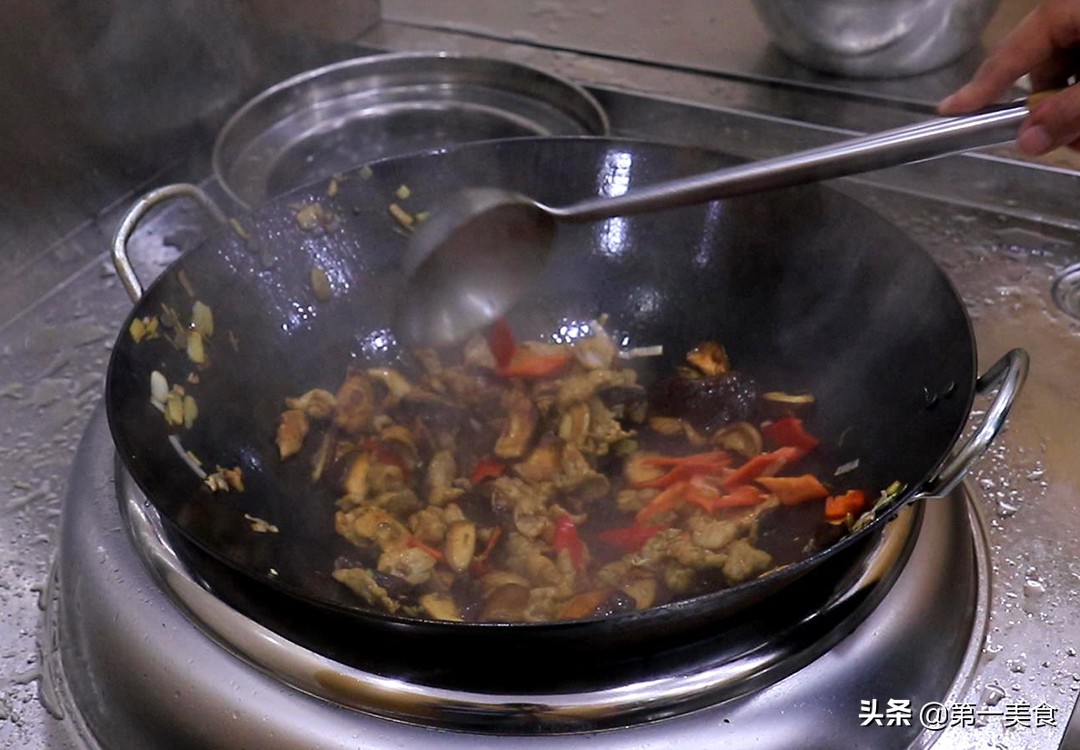 饭店的香菇肉片为啥好吃，原来腌制是关键，厨师长教你正确做法