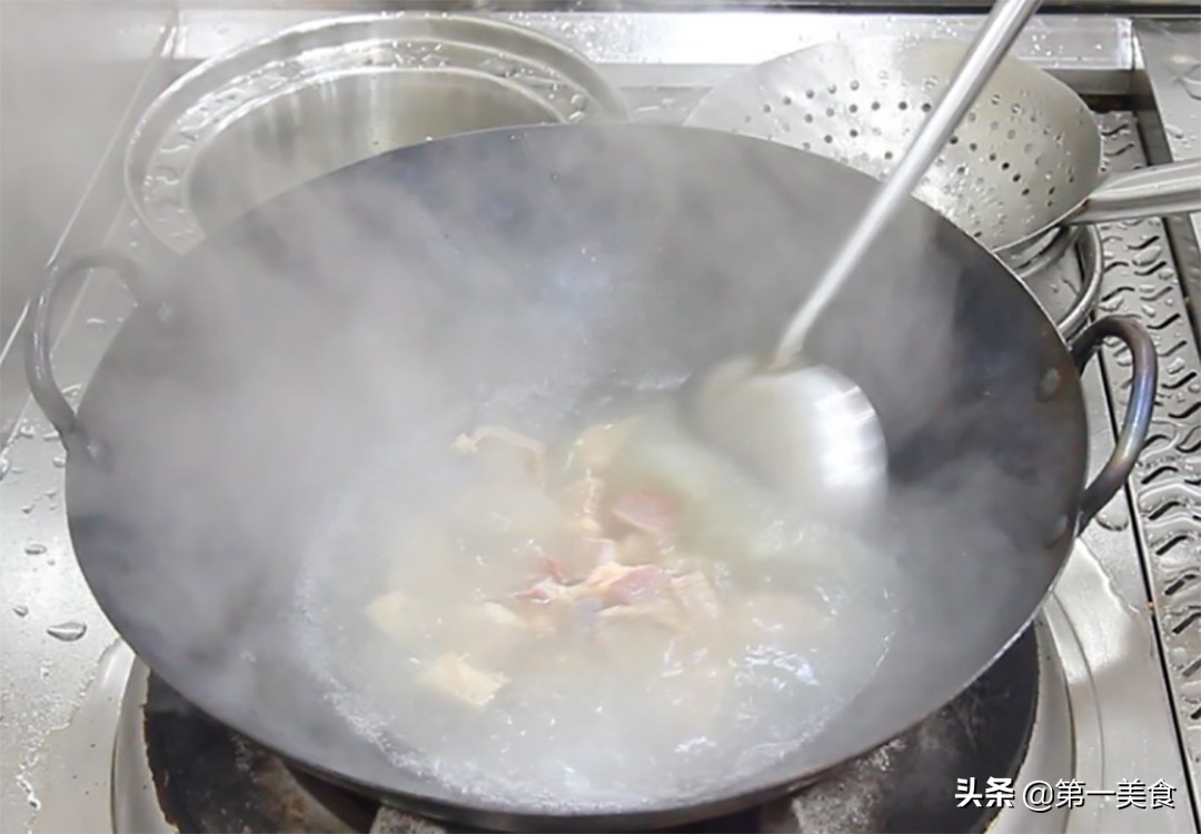 厨师长分享土豆炖牛腩的做法和技巧，牛腩软烂入味，土豆香糯适口