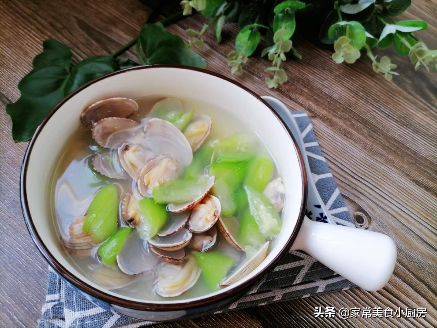 分享一道非常适合夏季的汤品，丝瓜花甲汤