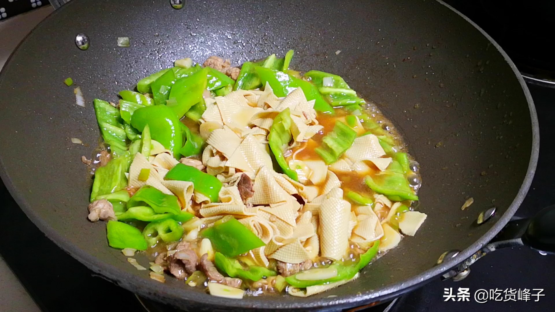 做尖椒干豆腐，牢记“一蒜二水三汁”，做出的豆腐咸香软嫩辣味足