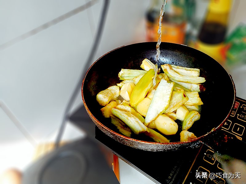 土豆炖茄子的家常做法，大厨不会说的2招，5分钟做好软烂不变色