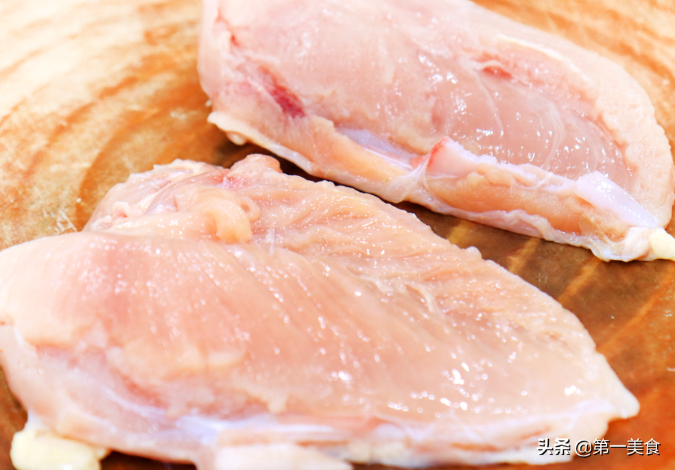 不怕猪肉贵！教你鸡胸肉超好吃做法，不炒不炸，鲜嫩入味营养解馋