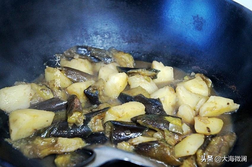 土豆炖茄子这么做，超级好吃的下饭菜，蒸一锅米饭都不够吃