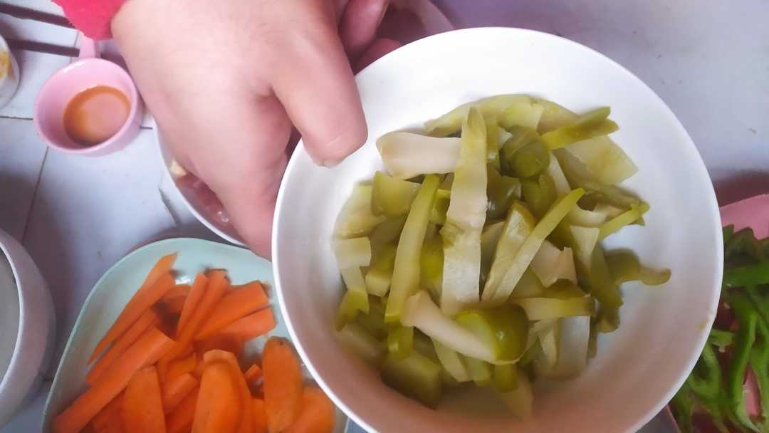 「榨菜肉丝」搭配了一些胡萝卜，咸鲜美味，吃起来更香了