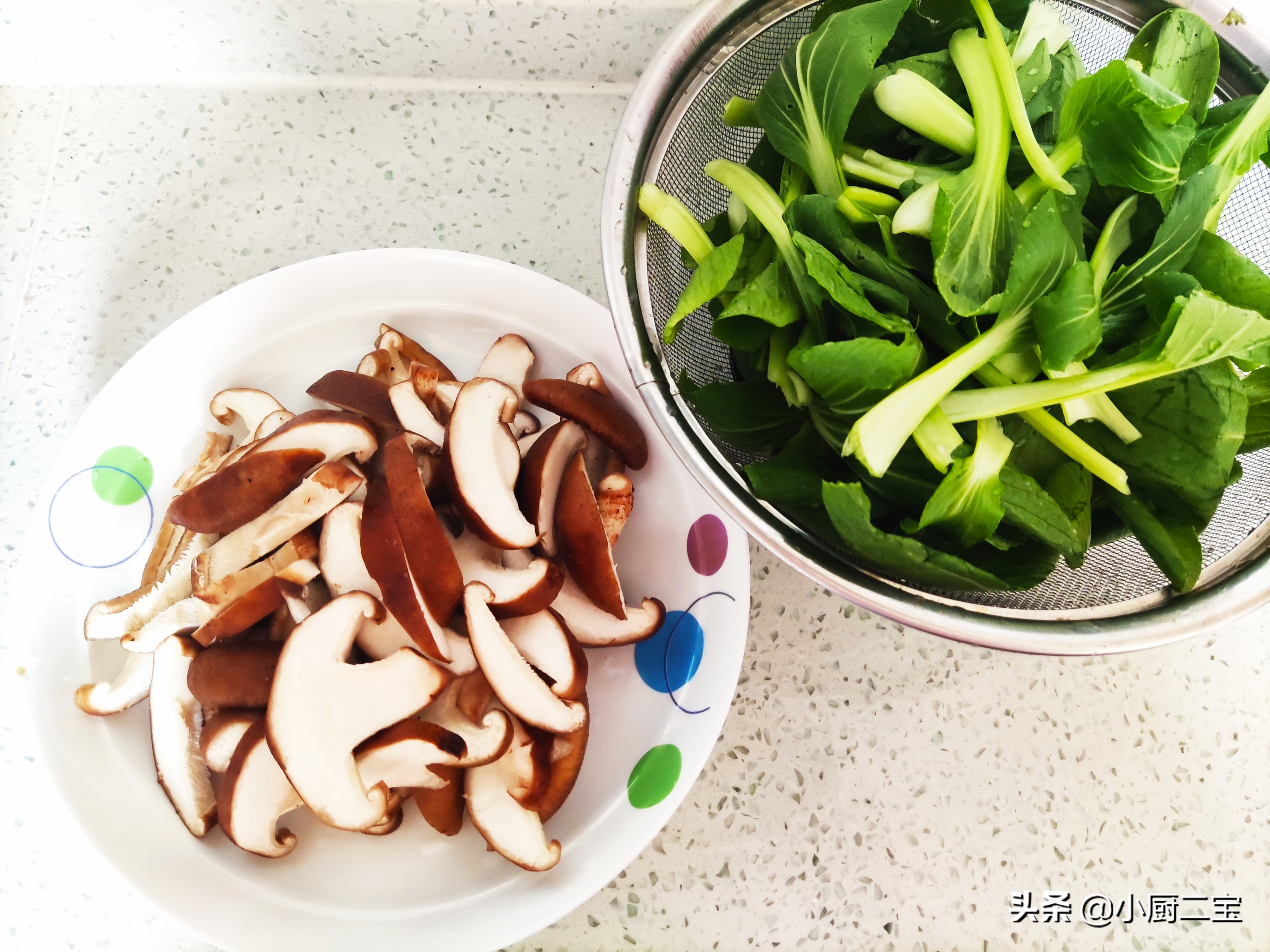 香菇炒油菜，要想香菇美味，油菜又绿又入味，一定要多加这一步