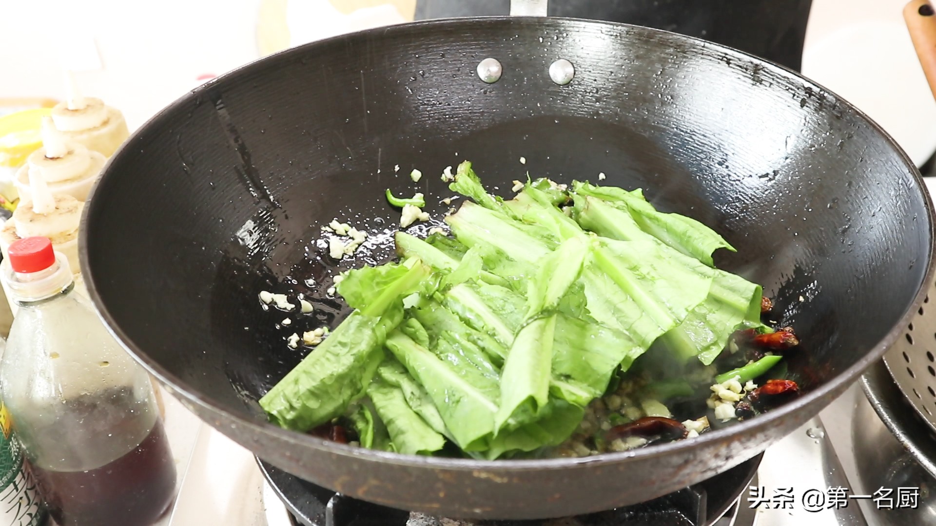蒜蓉油麦菜怎样做才好吃？大厨分享小技巧，蒜香四溢，翠绿不出水