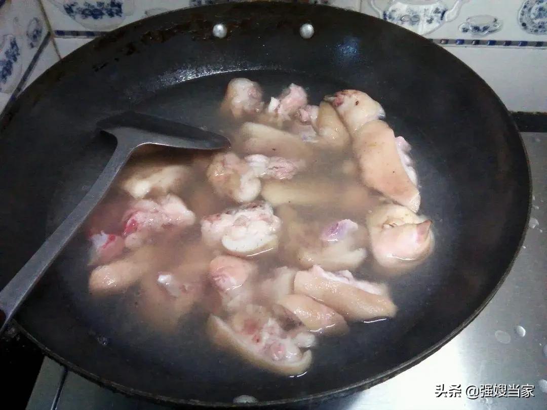 炖猪蹄，用高压锅加水炖是“外行”，牢记6要点，猪蹄香嫩无腥味