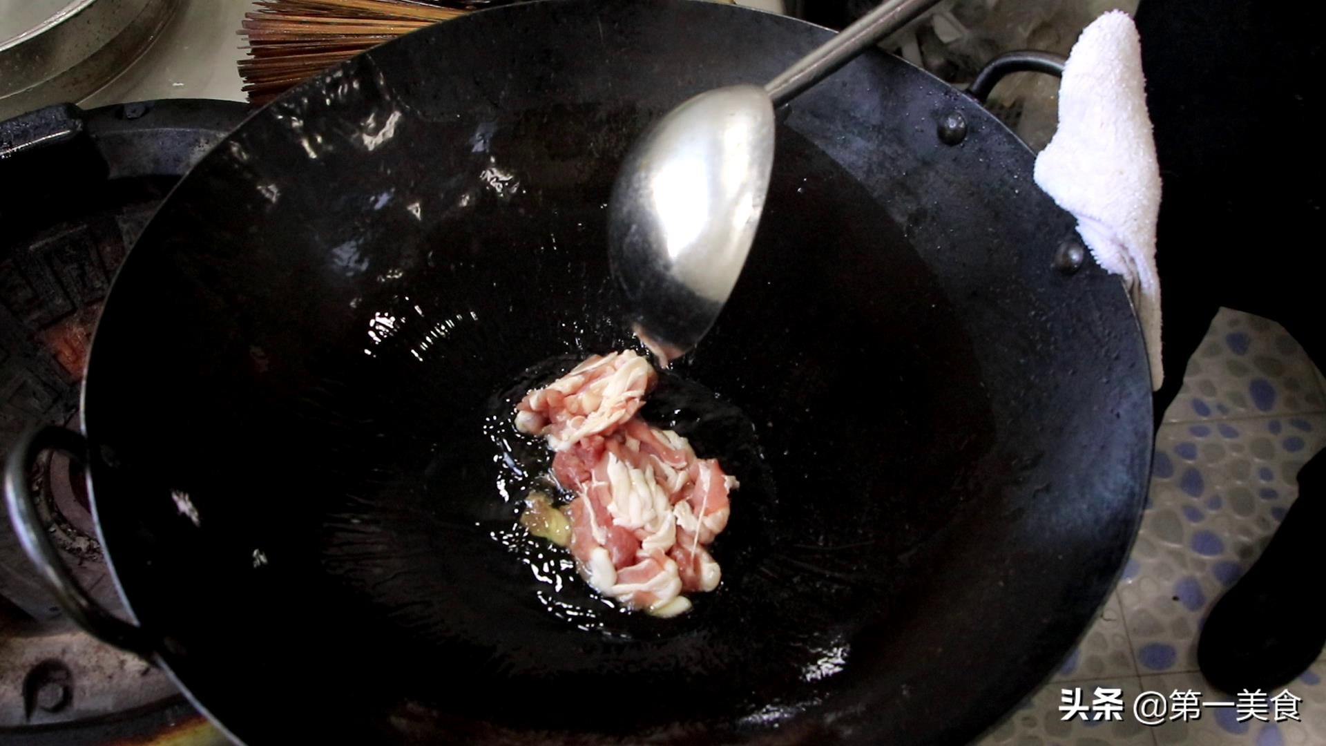 厨师长分享“干锅花菜”的做法，香辣又清脆，口感不油腻又下饭