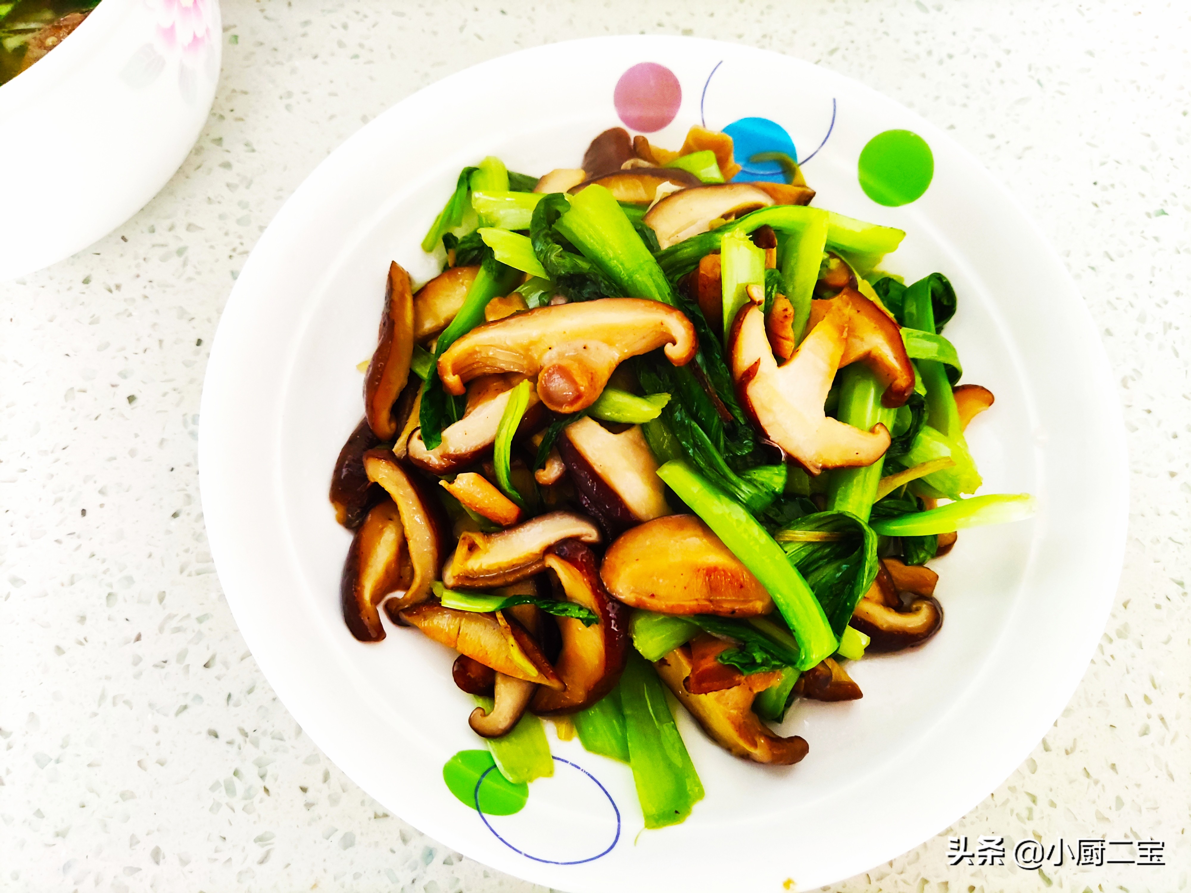 香菇炒油菜，要想香菇美味，油菜又绿又入味，一定要多加这一步