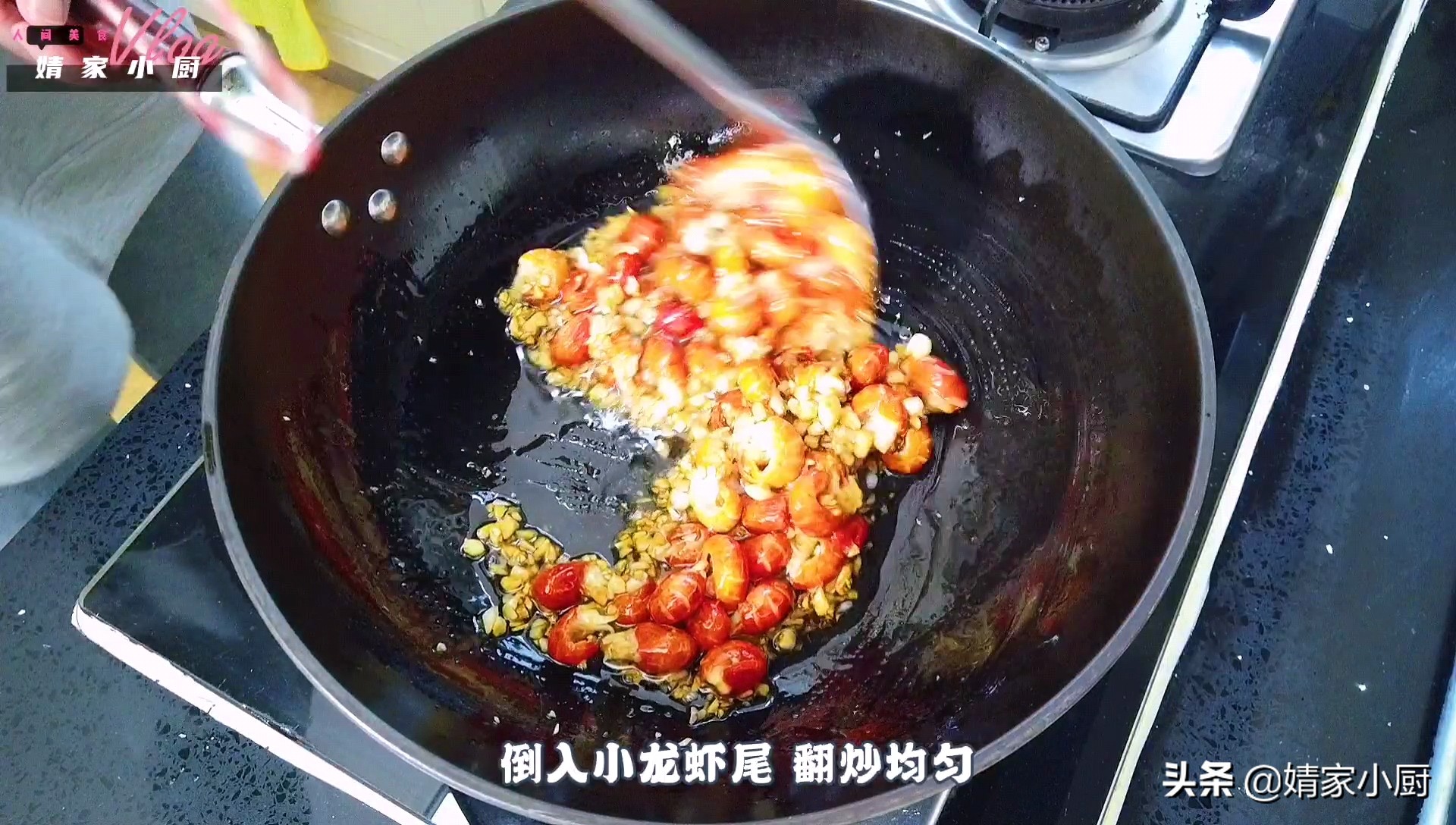 这样做的蒜蓉小龙虾，又简单又美味，蒜香四溢和饭店卖的一样好吃