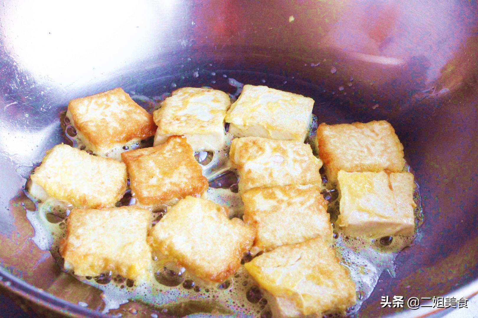 煎豆腐时，只放油煎就是外行了，记住2点，豆腐不碎也不粘锅