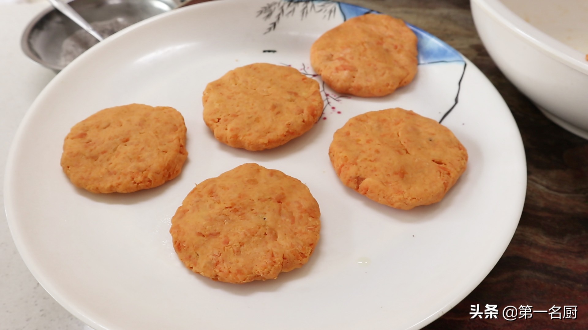香甜软糯的红薯饼，原来做法这么简单，学会在家做，一大盘吃过瘾