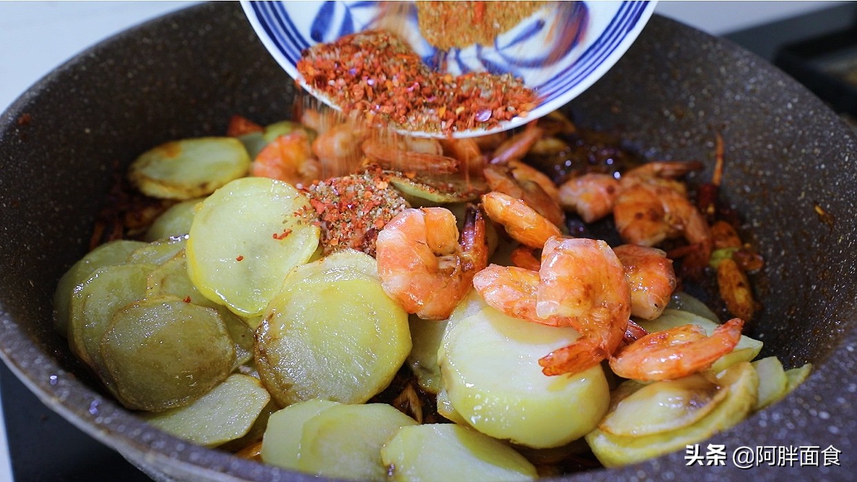 干锅土豆片：非油炸，麻辣味，做法简单易上手，出锅巨好吃