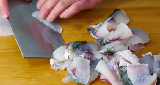 口水鱼：一款草鱼懒人做法，鱼肉鲜嫩，香辣开胃，下酒又下饭