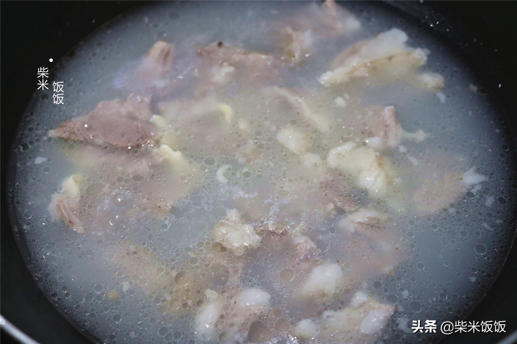 天冷了，炖一锅羊肉汤暖暖身，做法很简单，鲜香无腥味