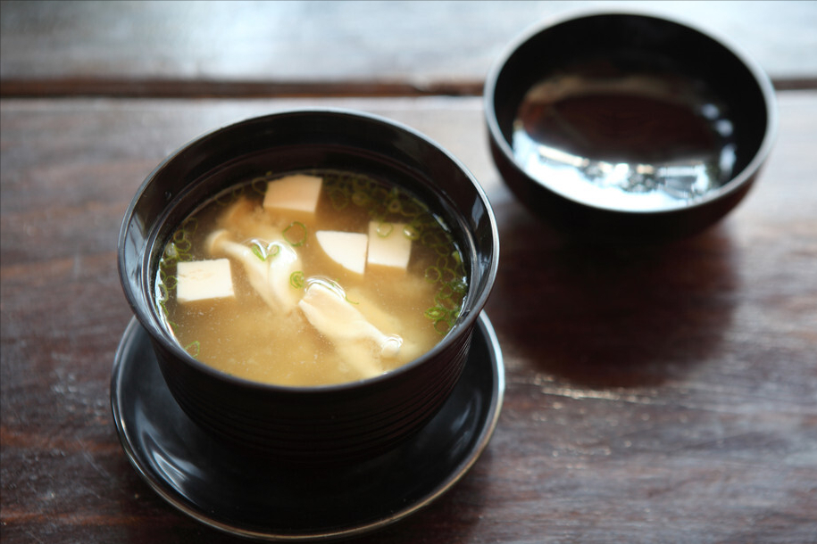 广东人做汤有一手，连豆腐汤都好喝，汤汁浓白，不放鸡精也很鲜