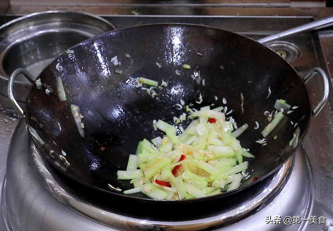 冬瓜哪种做法最香，厨师长都跟它一块炒，鲜香入味，做一盘不够吃